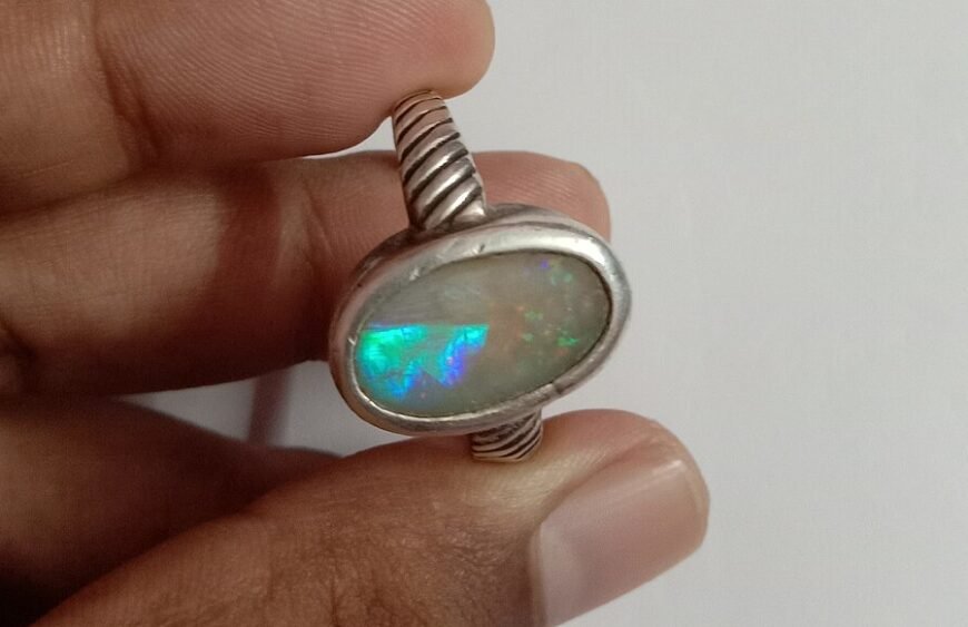 Gümüş yüzüğe işlenmiş doğal opal taşının renk oyunu