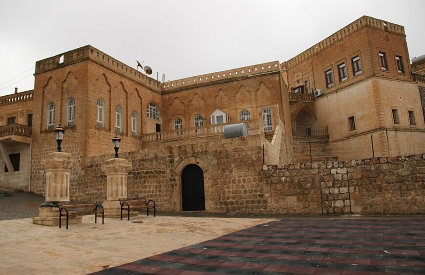 Oymalı taş işçiliğiyle tarihi Midyat evleri
