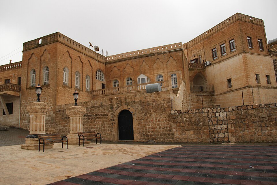 Tarihi Midyat evleri, sarı kesme taştan geleneksel mimari