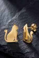 Minimalist Altın Rengi Kedi Figürlü Çivi Küpe