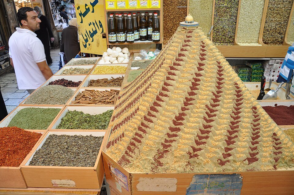 Baharat tezgâhında piramit şeklinde yığılmış zahter karışımı
